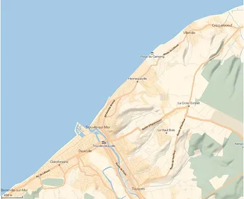 Carte colorée de la région côtière de Benerville-sur-Mer, Trouville-sur-Mer, et Criqueboeuf, extraite de Mappy en 2013. La carte montre la côte de la Manche avec la ville de Trouville-sur-Mer au centre, entourée de Benerville-sur-Mer à l'ouest et Criqueboeuf à l'est. La topographie inclut des routes principales, des localités comme Hennequeville et Villerville, ainsi que des zones boisées à l'intérieur des terres. La mer est représentée en bleu en haut de la carte, tandis que les zones urbaines et naturelles sont différenciées par des nuances de beige, vert et marron.